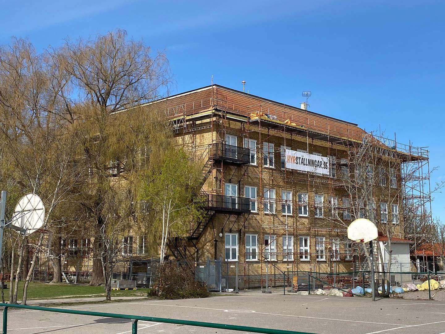 Hyrställning i Nyköping vid fasadrenovering av skola